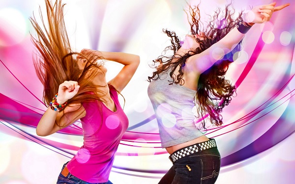 Девушки танцуют на дискотеке