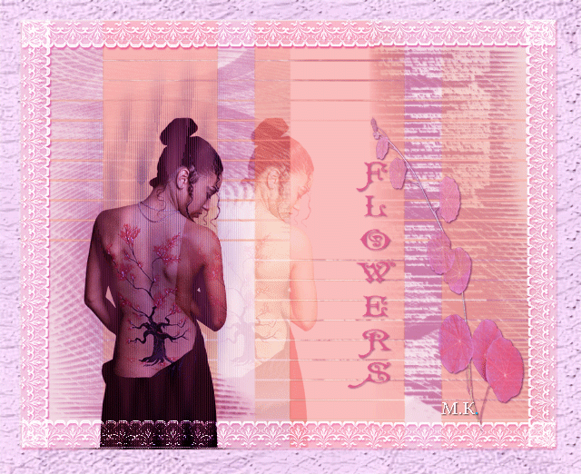 Спина девушки с татуировкой с цветами сакуры