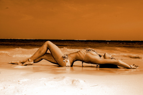 Девушка в купальнике на пляже у моря