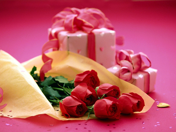 Коробки с подарками и букет роз девушке