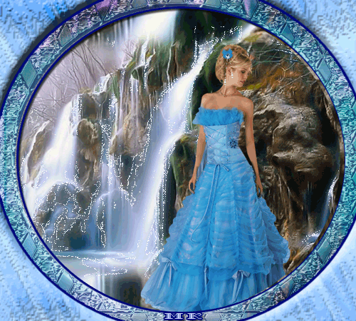 Девушка в голубом свадебном платье под водопадом