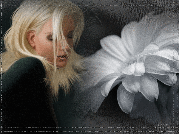 Блондинка с закрытыми глазами, белый цветок