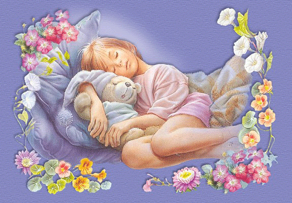 Маленькая девочка спит в постели с плюшевым мишкой