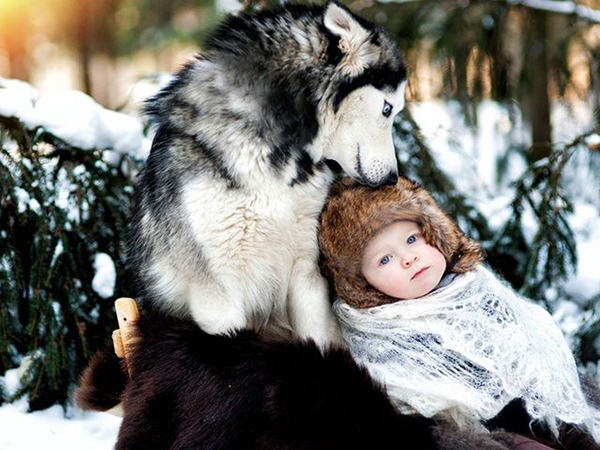 Девочка и собака зимой на улице