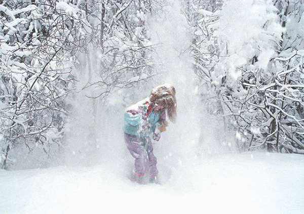 Девочка зимой под снегом, зимняя картинка