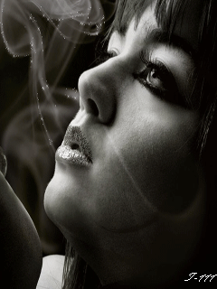 Чёрно белое фото девушки, курящей сигарету