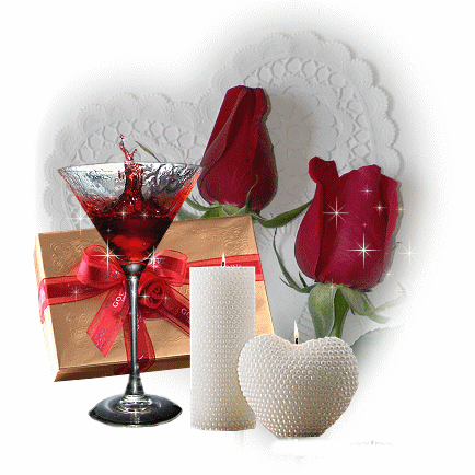 Вино, красные розы, свечи и шоколад в натюрморте