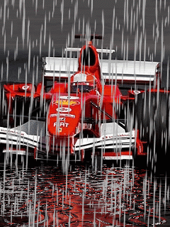 Гоночный болид Формулы-1 едет под дождём