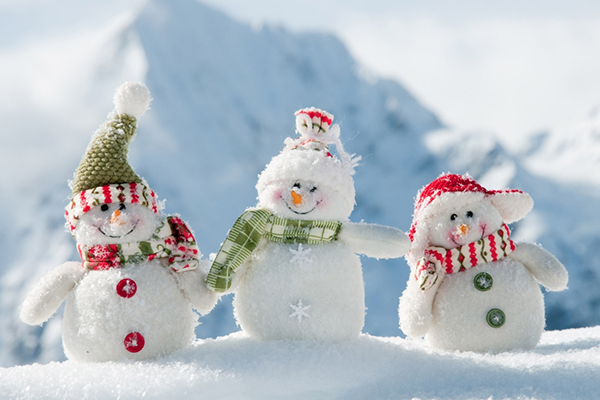 Три весёлых снеговика на снегу