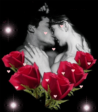 Влюблённая парочка обнимается, вокруг красные розы
