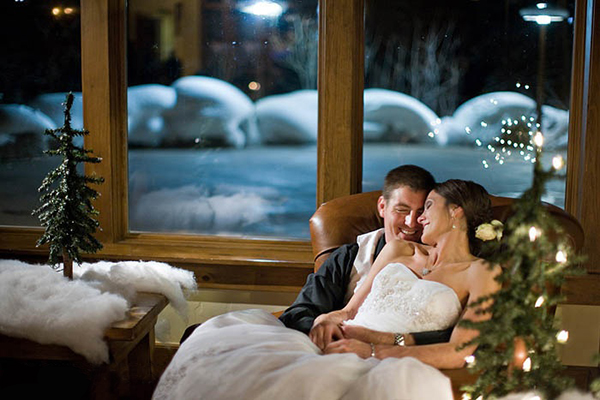 Жених и невеста зимней ночью