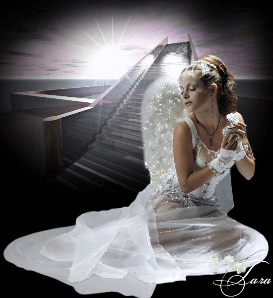 Девушка в наряде невесты надела ангельские крылья