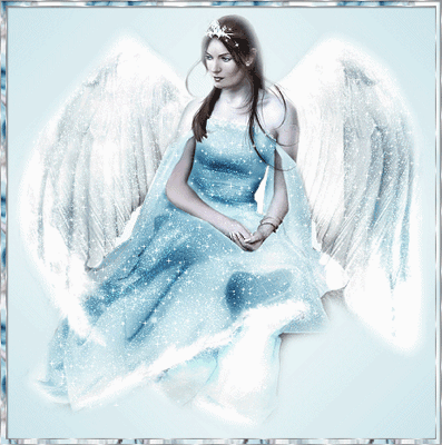 Жгучая брюнетка с белыми крыльями в голубом платье