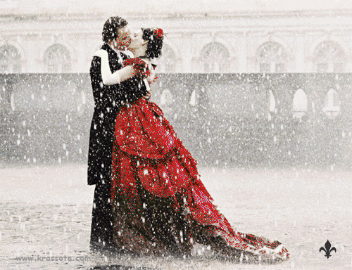 Влюблённые целуются под снегом