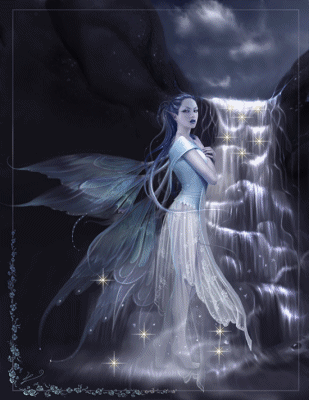 Сказочная девушка эльф возле красивого водопада