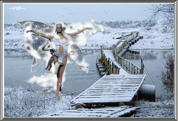 Сказочная девушка с крыльями бабочки зимой у реки