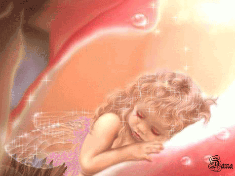 Маленькая фэнтези девочка с крыльями сладко спит