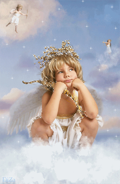 Мальчик ангел с короной и с крыльями в облаках