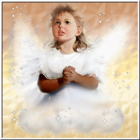 Маленькая девочка ангелок в белом платье
