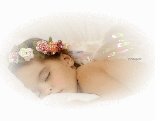 Ангельски красивая девочка сладко спит
