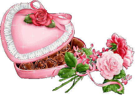 Красивый букет из роз и коробка шоколада в подарок