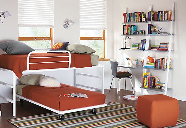Кровать–чердак в детской комнате