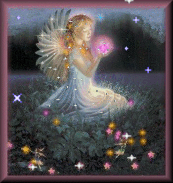 Ангельская девушка сидит на поляне с цветами