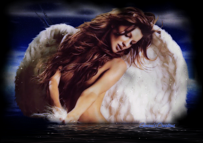 Красивая нежная девушка ангел купается в воде
