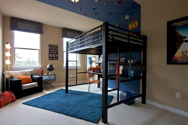 Кровать–чердак в детской комнате